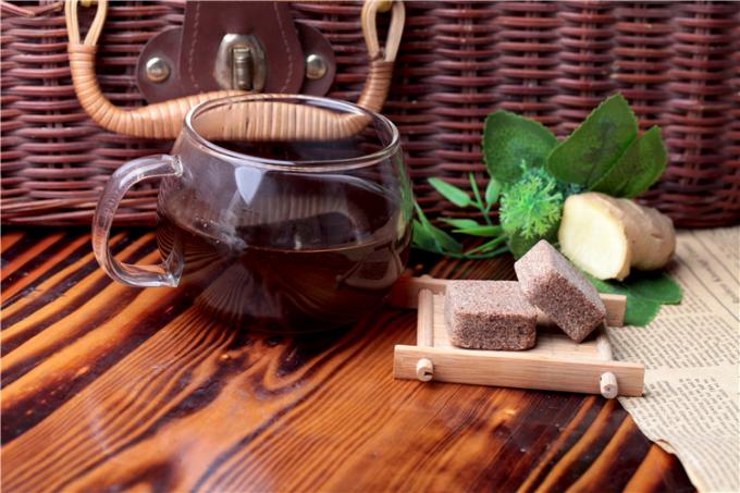 Υγιές στερεό τσάι πιπεροριζών ποτών φυσικό με το καφετί αγαθό ζάχαρης για τη γυναίκα